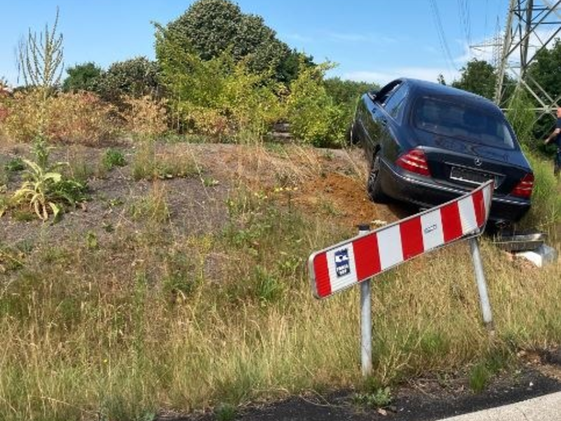POL-WES: Dinslaken - Pkw-Fahrer flüchtet vor der Polizei - Fahrt endet auf einem Kreisverkehr - Foto: presseportal.de