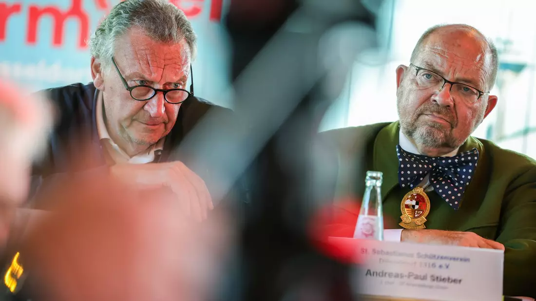 Bedrückte Gesichter bei der Abschlusskonferenz zur Rheinkirmes nach dem Unglück beim Feuerwerk: Manfred Kirschenstein (l.) und Andreas-Paul Stieber. - Bild: Christoph Reichwein/dpa