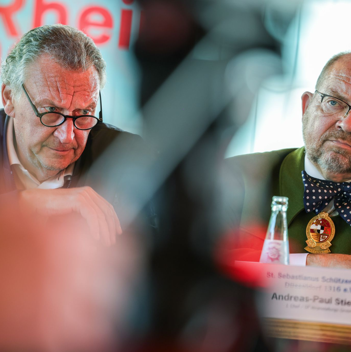 Bedrückte Gesichter bei der Abschlusskonferenz zur Rheinkirmes nach dem Unglück beim Feuerwerk: Manfred Kirschenstein (l.) und Andreas-Paul Stieber. - Foto: Christoph Reichwein/dpa