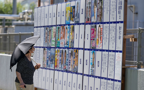 Japans Regierungskoalition droht bei der Oberhauswahl ein folgenschwerer Rückschlag. - Foto: Eugene Hoshiko/AP/dpa Japans Regierungskoalition droht bei der Oberhauswahl ein folgenschwerer Rückschlag. - Foto: Eugene Hoshiko/AP/dpa