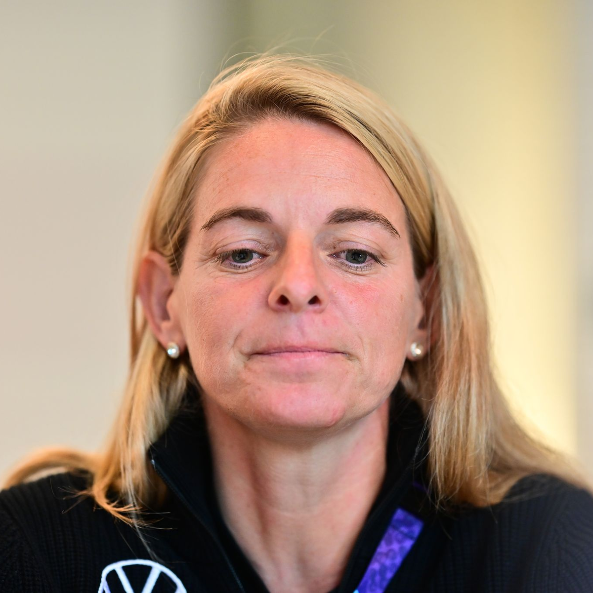 DFB-Sportdirektorin Nia Künzer erklärt, was kaum zu erklären ist: Hendrichs Rote Karte. - Foto: Sebastian Christoph Gollnow/dpa