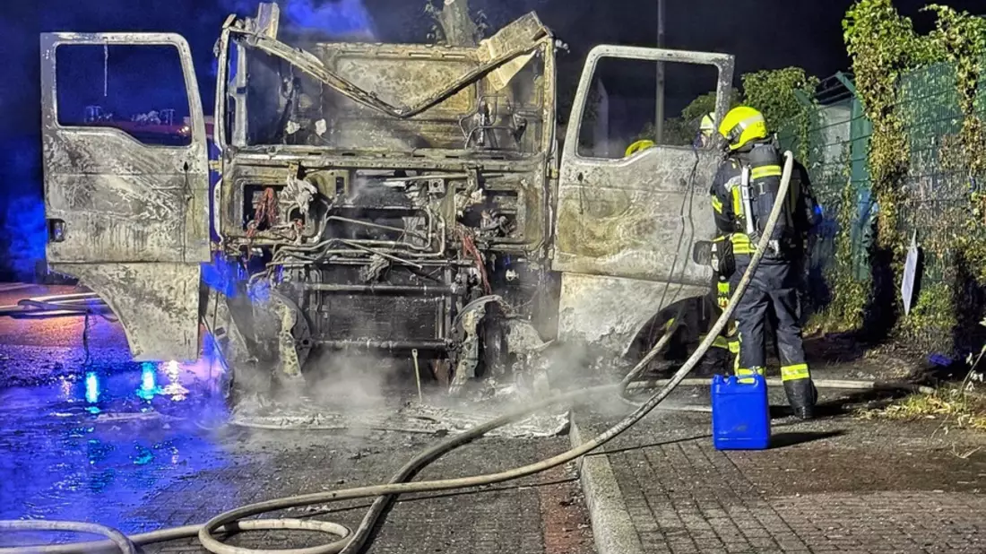 FW-NE: LKW-Brand im Hafengebiet | Zugmaschine in Vollbrand - keine Verletzten - Bild: presseportal.de