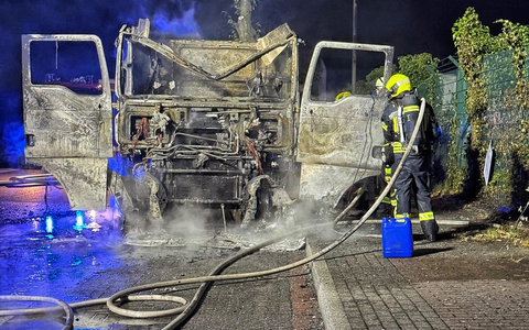 FW-NE: LKW-Brand im Hafengebiet | Zugmaschine in Vollbrand - keine Verletzten - Foto: presseportal.de