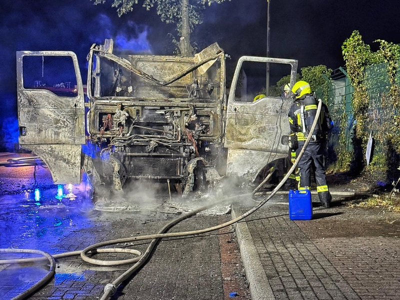 FW-NE: LKW-Brand im Hafengebiet | Zugmaschine in Vollbrand - keine Verletzten - Foto: presseportal.de