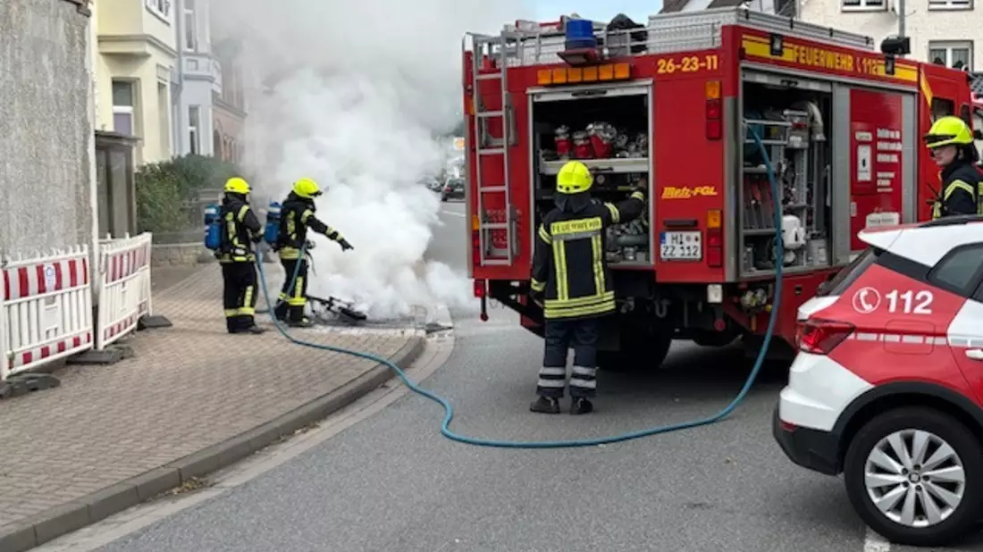 POL-HI: Kleinkraftrad fängt während der Fahrt Feuer - Bild: presseportal.de