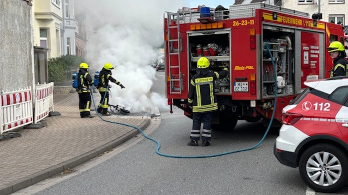 POL-HI: Kleinkraftrad fängt während der Fahrt Feuer - Foto: presseportal.de