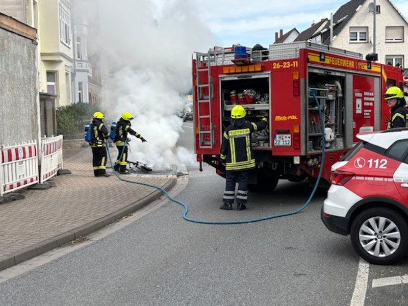 POL-HI: Kleinkraftrad fängt während der Fahrt Feuer - Foto: presseportal.de