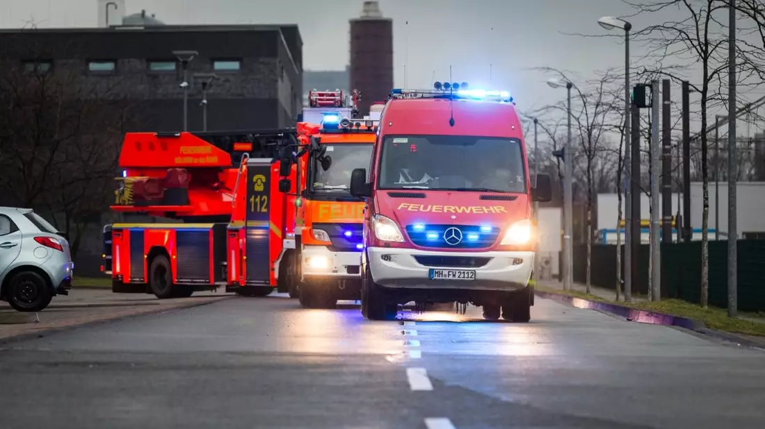 FW-MH: Brennender Sperrmüll im Ortsteil Eppinnghofen und ausgebrannter Wohnwagen in Mintard - keine Verletzten - Bild: presseportal.de