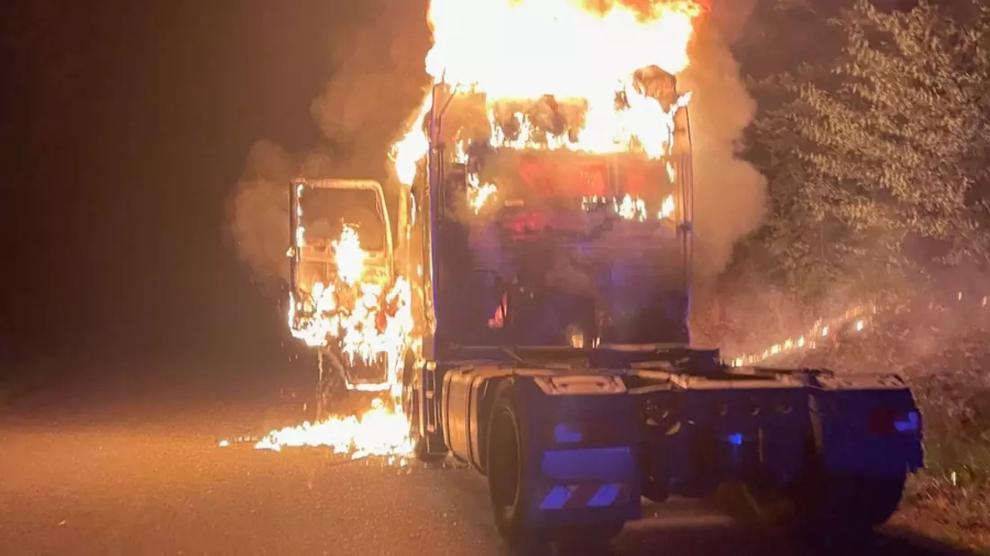 FW Stuttgart: Nächtlicher Fahrzeugbrand auf Bundesautobahn - Bild: presseportal.de