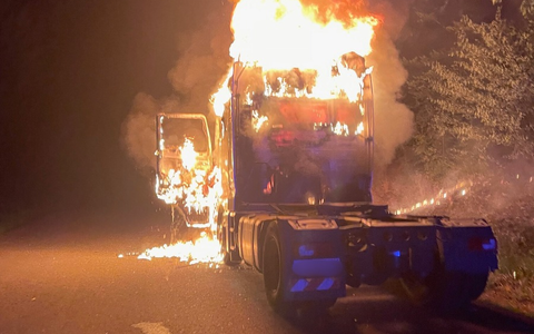 FW Stuttgart: Nächtlicher Fahrzeugbrand auf Bundesautobahn - Foto: presseportal.de