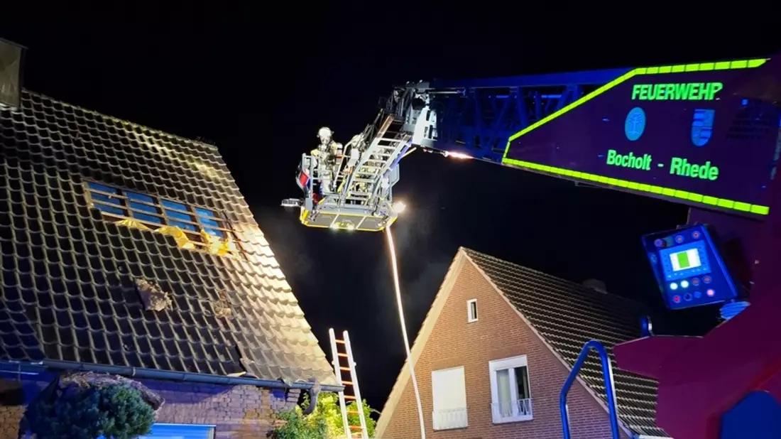 FW Bocholt: Feuerwehr löscht Wohnungsbrand im Dachgeschoss - Bild: presseportal.de
