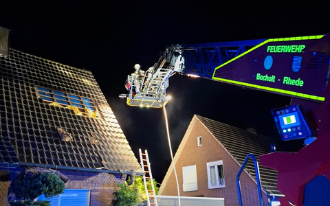 FW Bocholt: Feuerwehr löscht Wohnungsbrand im Dachgeschoss - Foto: presseportal.de