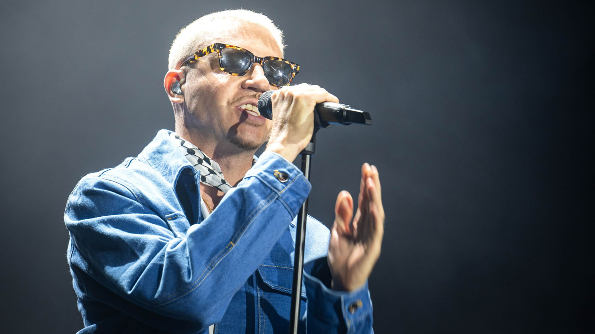 «Free Palestine - Stop Genocide» steht auf einem Plakat bei dem Auftritt vom US-Rapper Macklemore. Es war eine von wenigen politischen Botschaften im Publikum. - Foto: Sina Schuldt/dpa