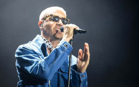 «Free Palestine - Stop Genocide» steht auf einem Plakat bei dem Auftritt vom US-Rapper Macklemore. Es war eine von wenigen politischen Botschaften im Publikum. - Foto: Sina Schuldt/dpa