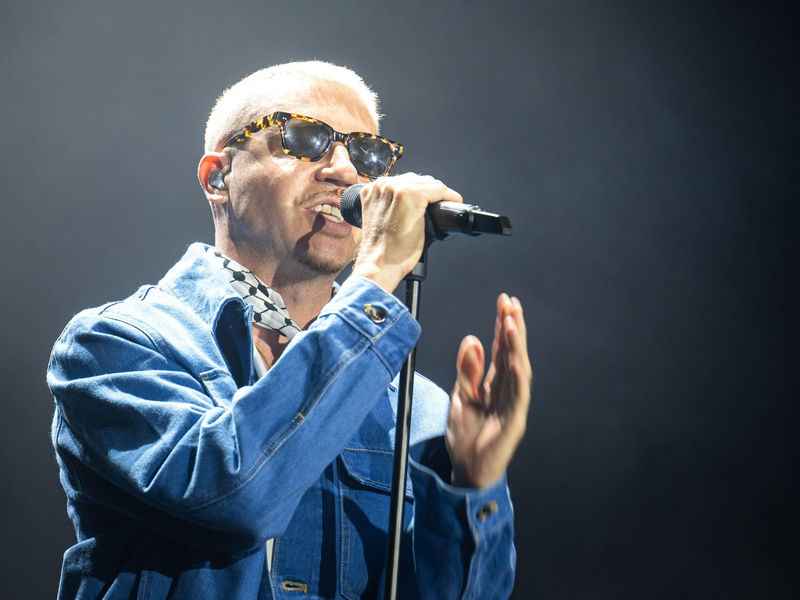 «Free Palestine - Stop Genocide» steht auf einem Plakat bei dem Auftritt vom US-Rapper Macklemore. Es war eine von wenigen politischen Botschaften im Publikum. - Foto: Sina Schuldt/dpa