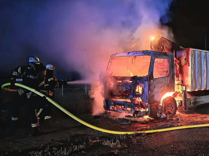 FW Celle: LKW-Brand in der Nacht - Foto: presseportal.de