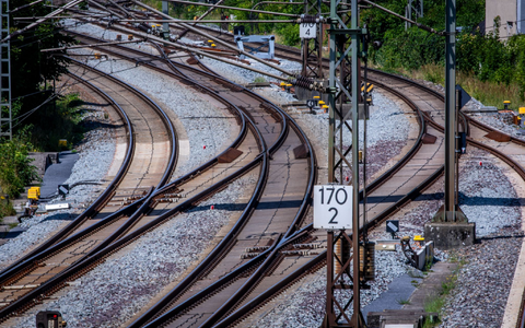 Der Bund gibt inzwischen deutlich mehr Geld für die Verbesserung des Schienennetzes aus. Allein 2,2 Milliarden Euro fließen in die Komplettsanierung der Strecke Hamburg-Berlin. (Archivbild) - Foto: Jens Büttner/dpa