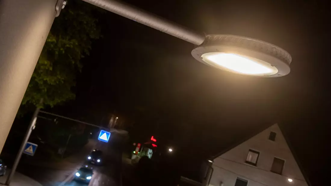In Heiningen (Landkreis Göppingen) startete 2022 ein Pilotprojekt, bei dem Leuchten abhängig von Verkehrsaufkommen heruntergedimmt wurden. (Archivbild) - Bild: Stefan Puchner/dpa