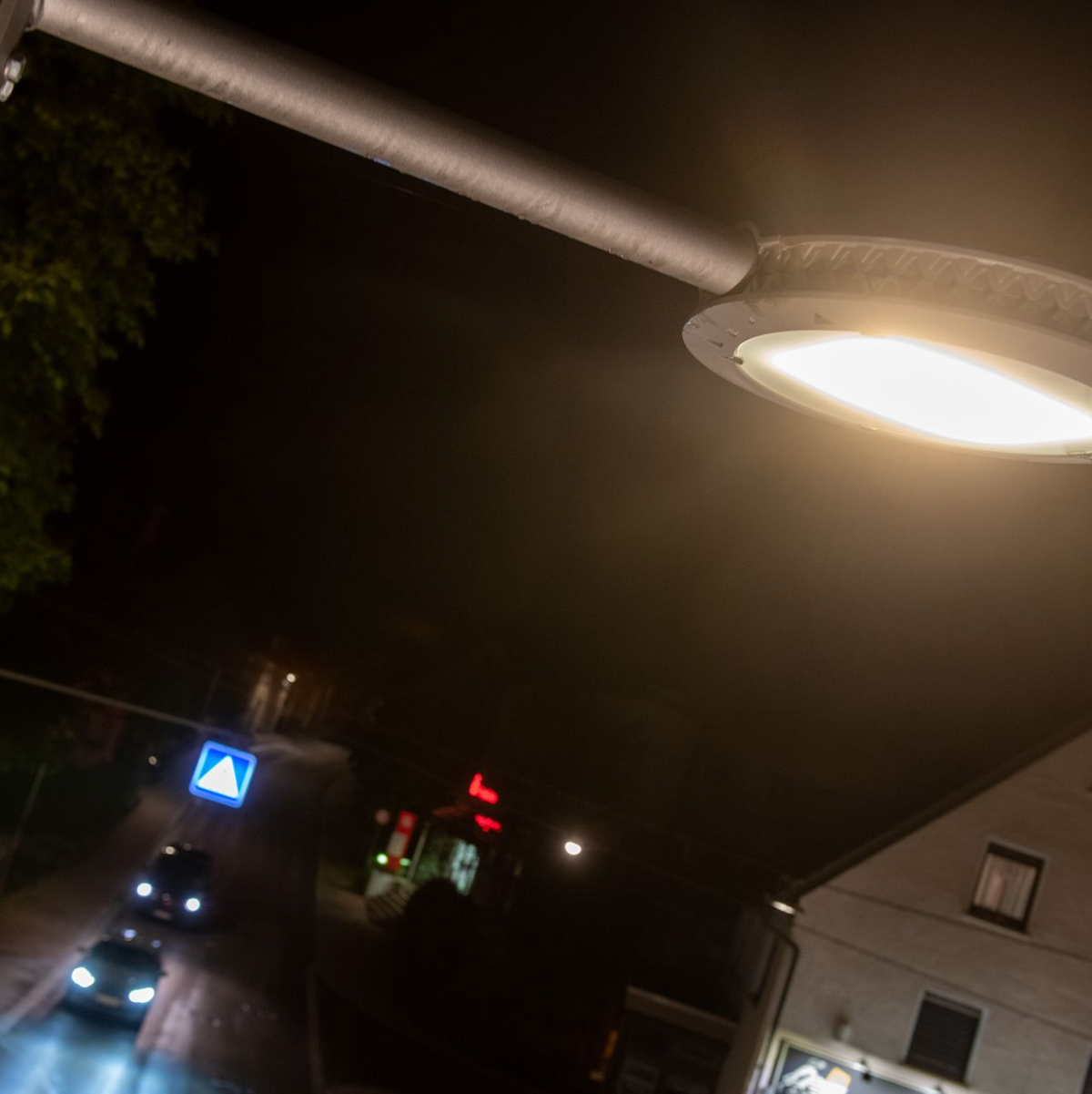 In Heiningen (Landkreis Göppingen) startete 2022 ein Pilotprojekt, bei dem Leuchten abhängig von Verkehrsaufkommen heruntergedimmt wurden. (Archivbild) - Foto: Stefan Puchner/dpa