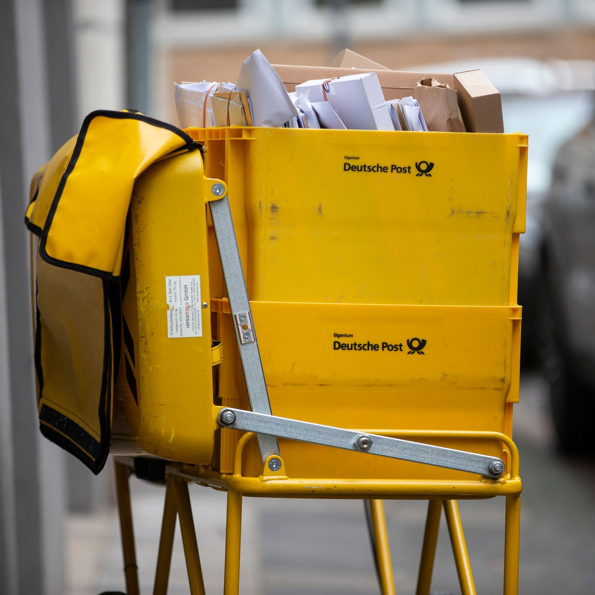 Auch diese Briefe sollen doch bitte im richtigen Briefkasten landen. - Foto: Thomas Banneyer/dpa