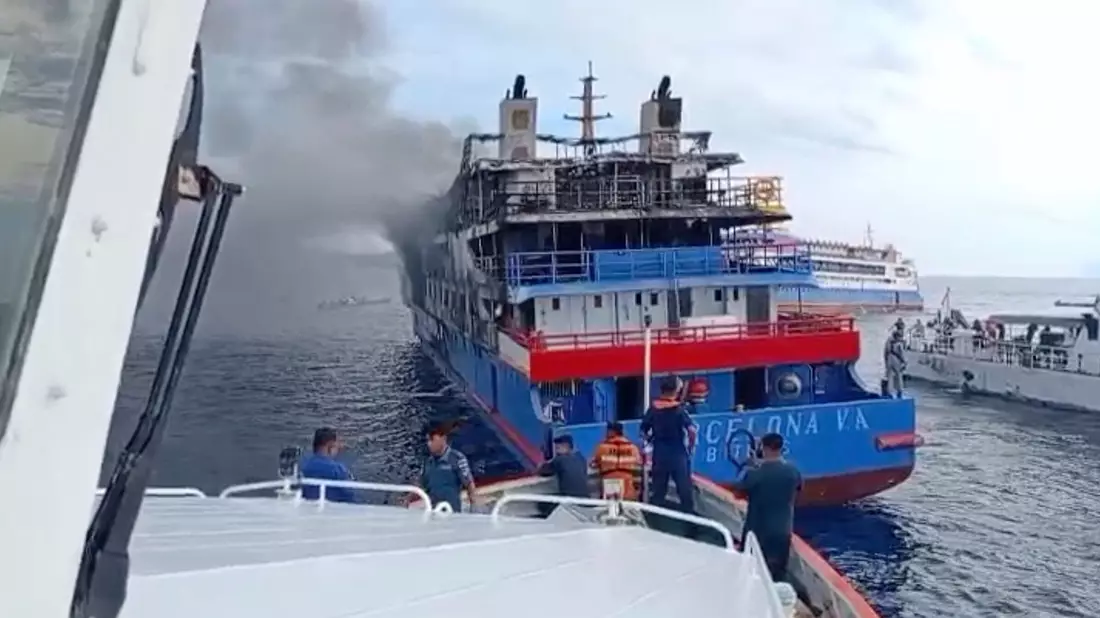 Auch viele Fischerboote eilten den Menschen zu Hilfe. - Bild: BASARNAS/BASARNAS/AP/dpa
