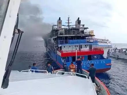 Auch viele Fischerboote eilten den Menschen zu Hilfe. - Foto: BASARNAS/BASARNAS/AP/dpa