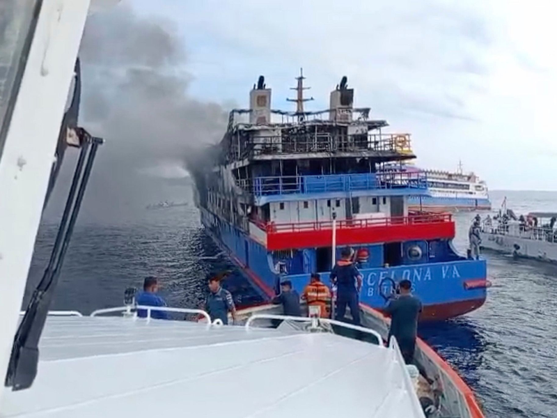 Auch viele Fischerboote eilten den Menschen zu Hilfe. - Foto: BASARNAS/BASARNAS/AP/dpa