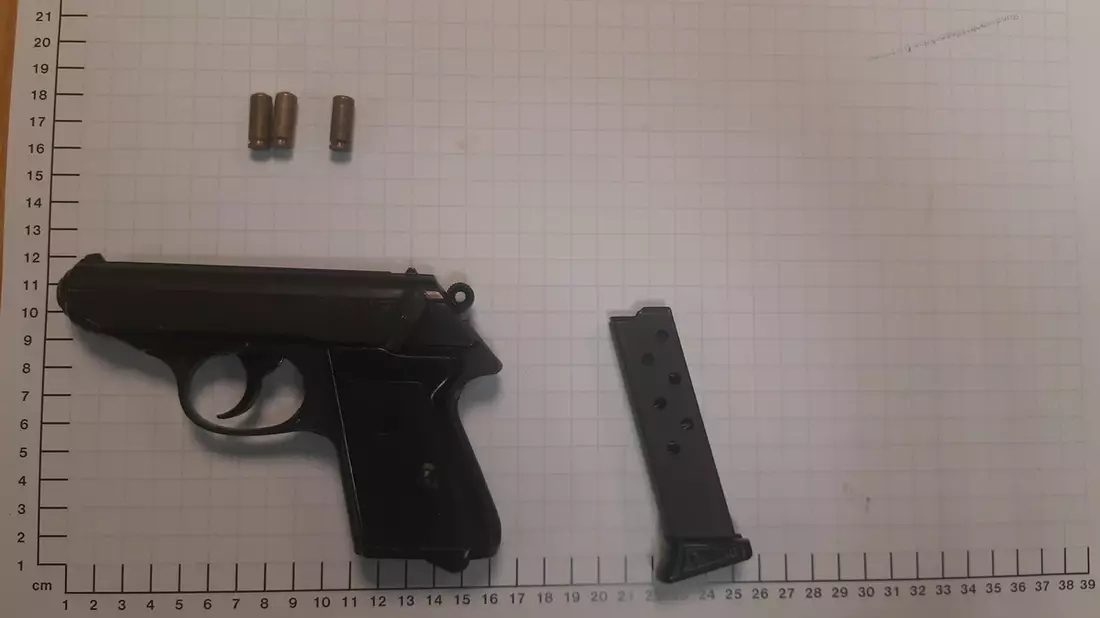 BPOL NRW: Schreckschusswaffe offen in der Bauchtasche - Bundespolizei stellt Aggressor unter Widerstand - Bild: presseportal.de