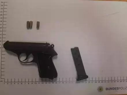 BPOL NRW: Schreckschusswaffe offen in der Bauchtasche - Bundespolizei stellt Aggressor unter Widerstand - Foto: presseportal.de