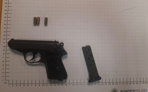 BPOL NRW: Schreckschusswaffe offen in der Bauchtasche - Bundespolizei stellt Aggressor unter Widerstand - Foto: presseportal.de BPOL NRW: Schreckschusswaffe offen in der Bauchtasche - Bundespolizei stellt Aggressor unter Widerstand - Foto: presseportal.de