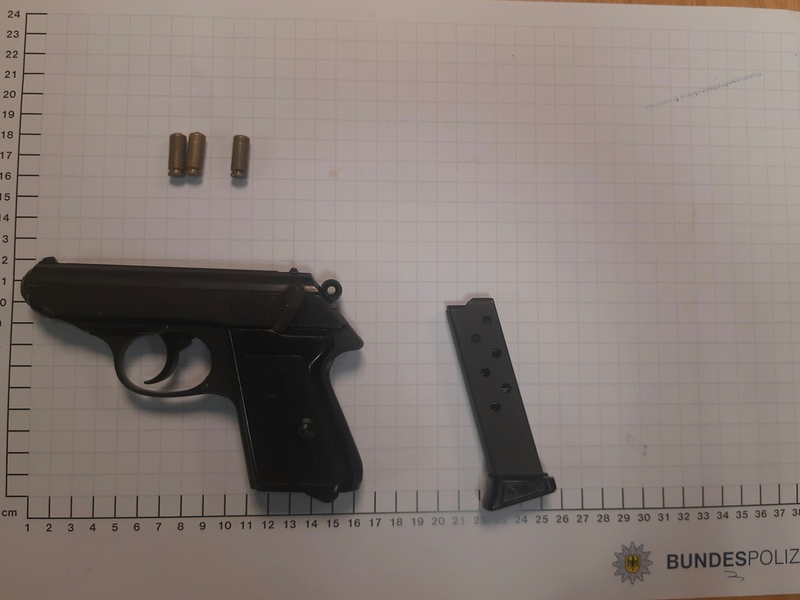 BPOL NRW: Schreckschusswaffe offen in der Bauchtasche - Bundespolizei stellt Aggressor unter Widerstand - Foto: presseportal.de