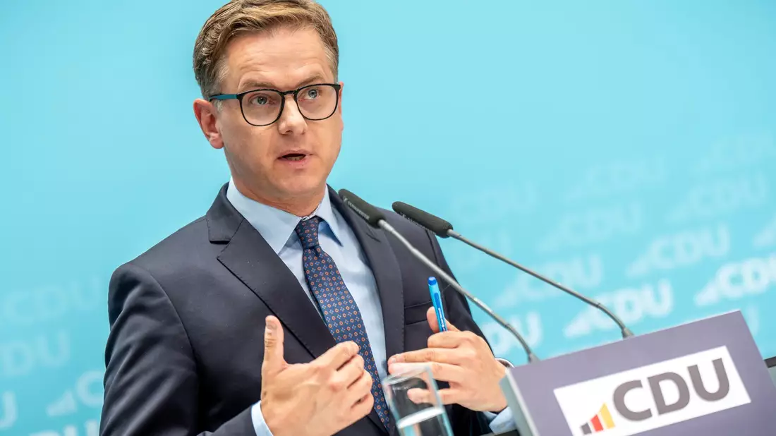 CDU-Generalsekretär Linnemann: «Wenn man die AfD stark machen will, soll man ruhig solche Interviews stören.» - Bild: Michael Kappeler/dpa