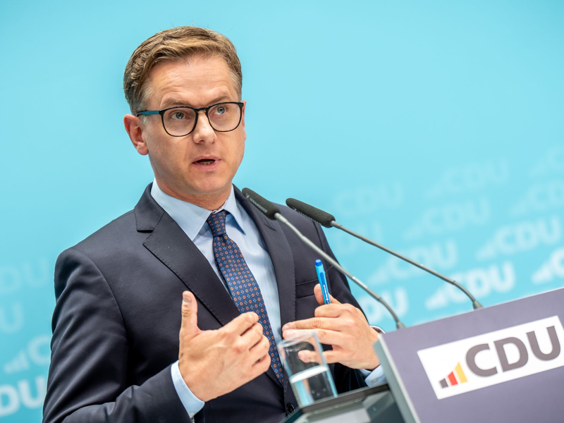 CDU-Generalsekretär Linnemann: «Wenn man die AfD stark machen will, soll man ruhig solche Interviews stören.» - Foto: Michael Kappeler/dpa