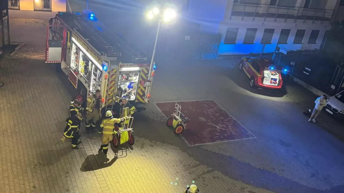 FW-EN: Brand im Patientenzimmer im Wohnheim am Millöcker Weg - Bewohner aus verrauchtem Zimmer gerettet - Vier Betroffene, zwei Verletzte - Bild: presseportal.de