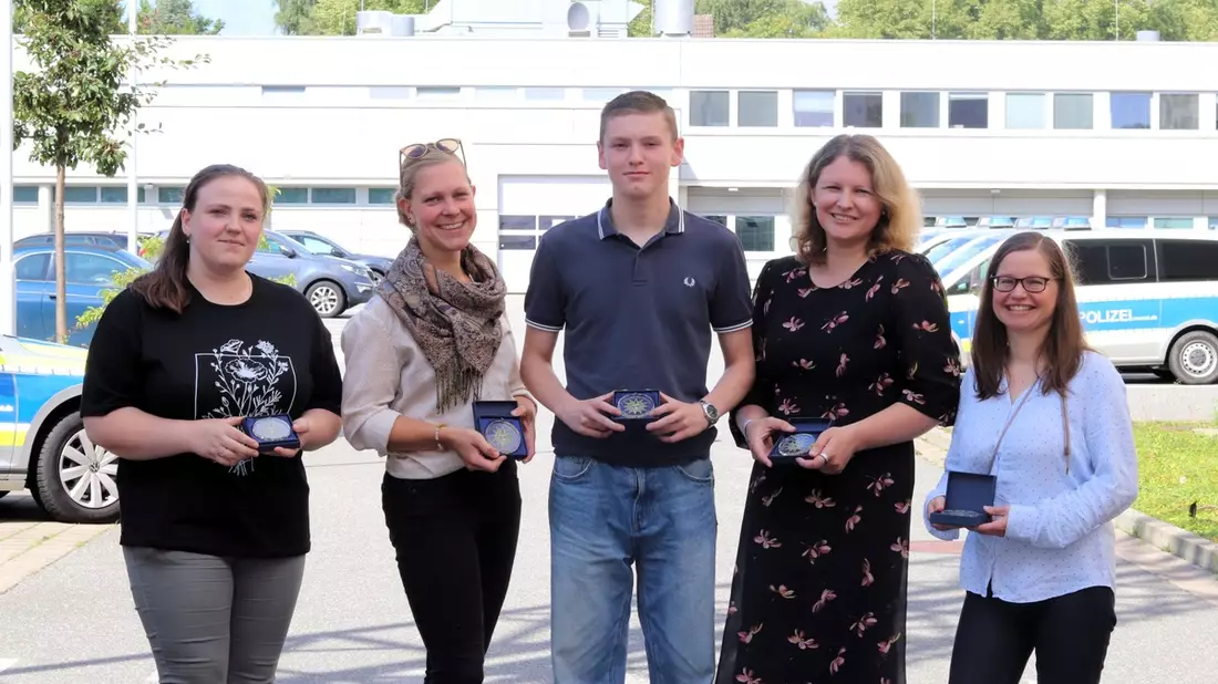 POL-HRO: Polizeiinspektion Rostock ehrt fünf Menschen für herausragende Zivilcourage - Bild: presseportal.de
