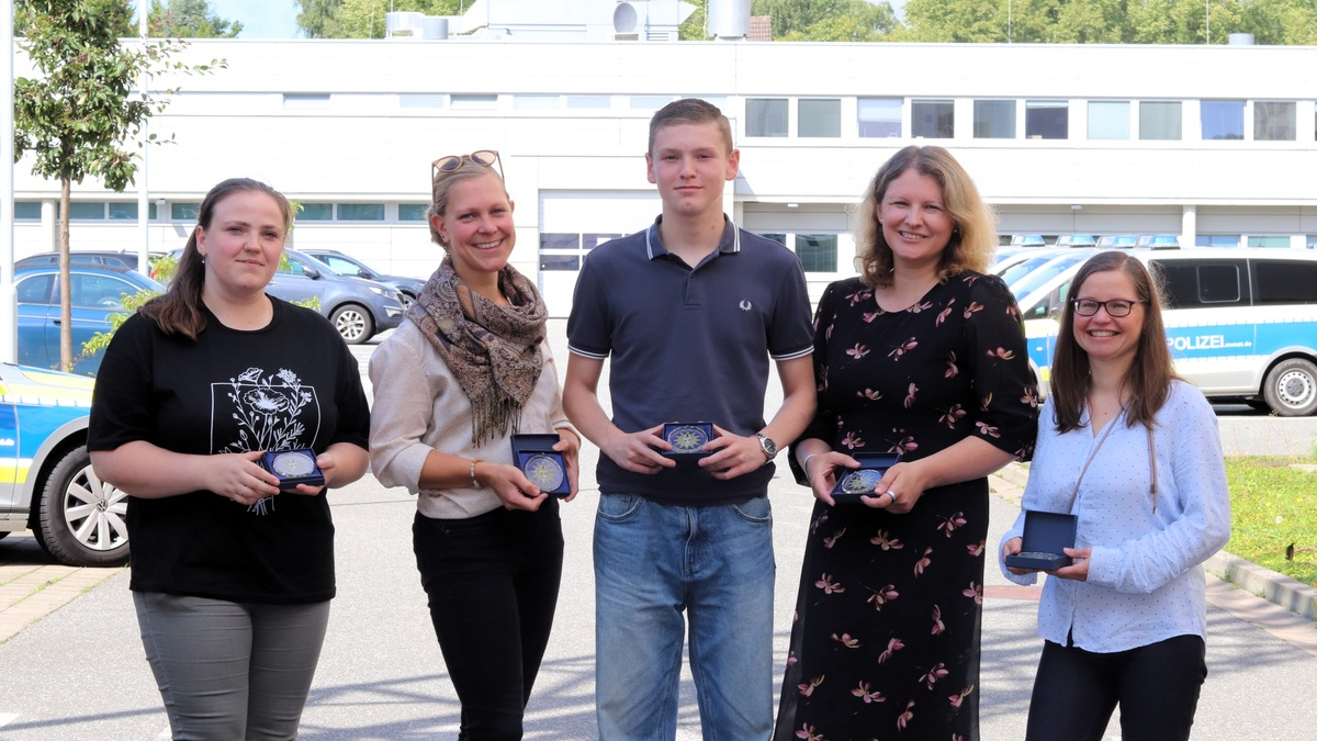 POL-HRO: Polizeiinspektion Rostock ehrt fünf Menschen für herausragende Zivilcourage - Foto: presseportal.de