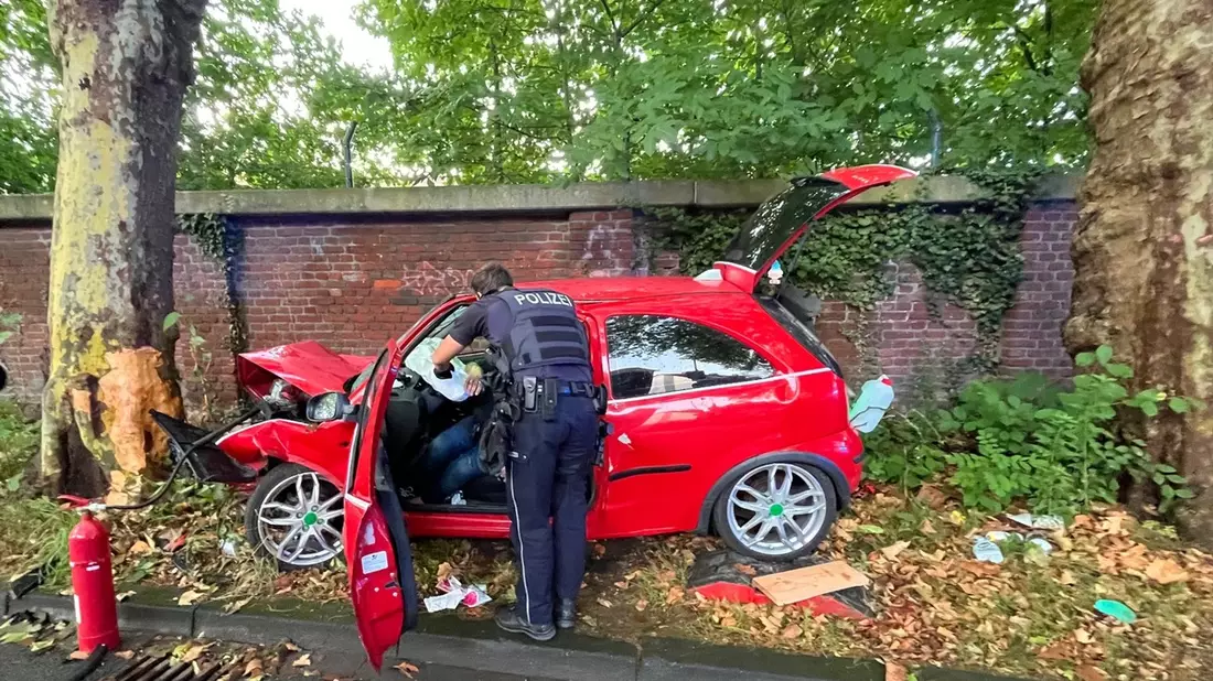 POL-BO: Ein Schwerverletzter nach Alleinunfall: Autofahrer (41) fährt gegen Baum - Bild: presseportal.de