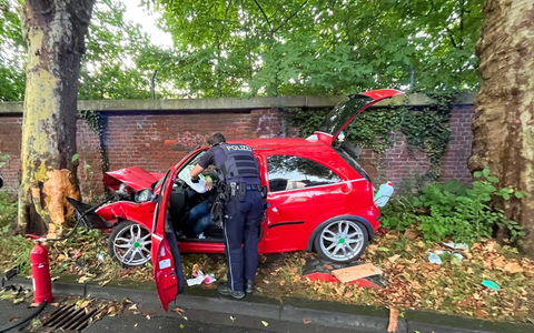 POL-BO: Ein Schwerverletzter nach Alleinunfall: Autofahrer (41) fährt gegen Baum - Foto: presseportal.de