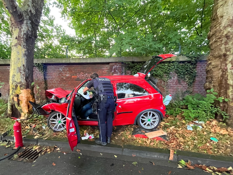 POL-BO: Ein Schwerverletzter nach Alleinunfall: Autofahrer (41) fährt gegen Baum - Foto: presseportal.de