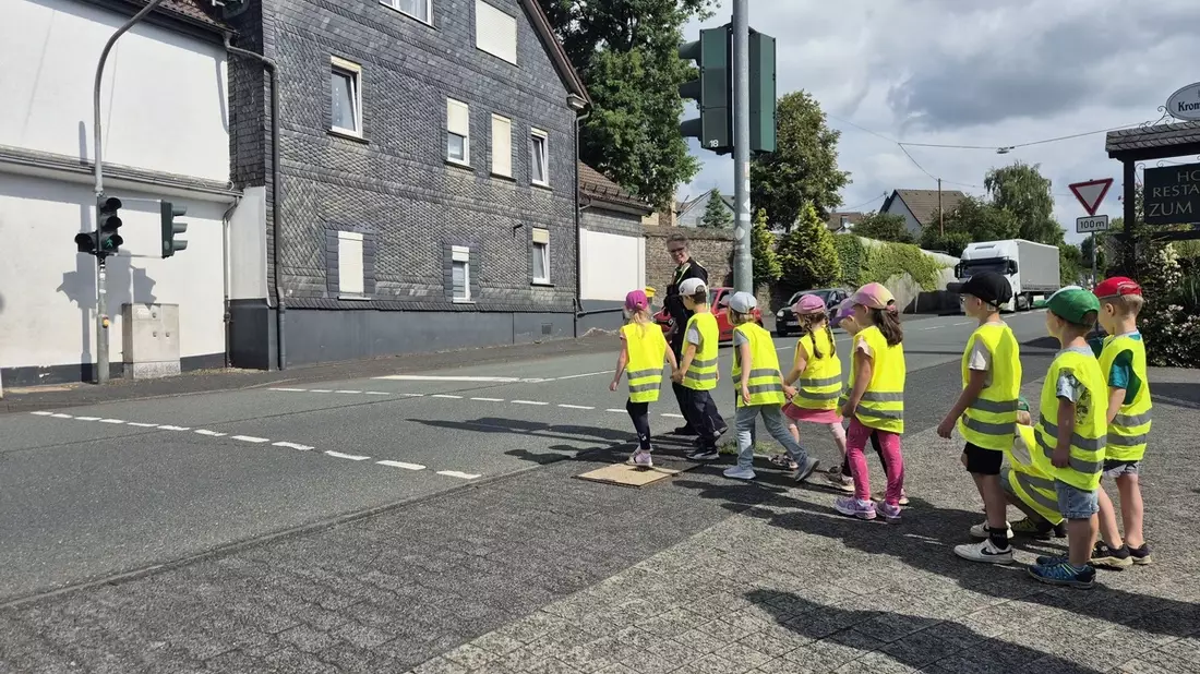 POL-SI: Wie verhält man sich am Zebrastreifen richtig - Polizei führt Fußgängertraining mit Vorschulkindern durch -#polsiwi - Bild: presseportal.de