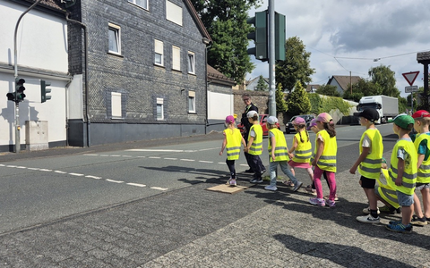 POL-SI: Wie verhält man sich am Zebrastreifen richtig - Polizei führt Fußgängertraining mit Vorschulkindern durch -#polsiwi - Foto: presseportal.de