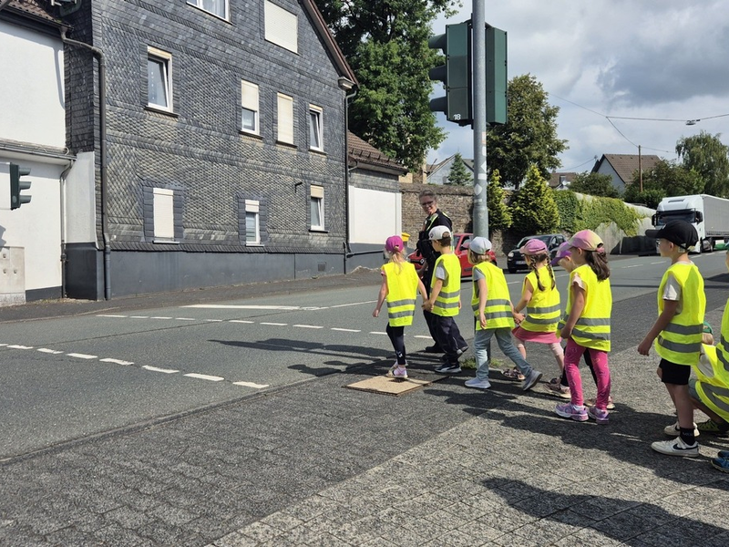 POL-SI: Wie verhält man sich am Zebrastreifen richtig - Polizei führt Fußgängertraining mit Vorschulkindern durch -#polsiwi - Foto: presseportal.de