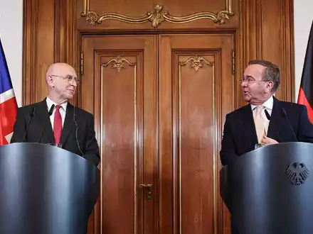 Der britische Verteidigungsminister Joh Healey und Bundesverteidigungsminister Boris Pistorius leiten gemeinsam die virtuelle Sitzung der Ukraine-Kontaktgruppe. (Archivbild) - Foto: Hannes P. Albert/dpa