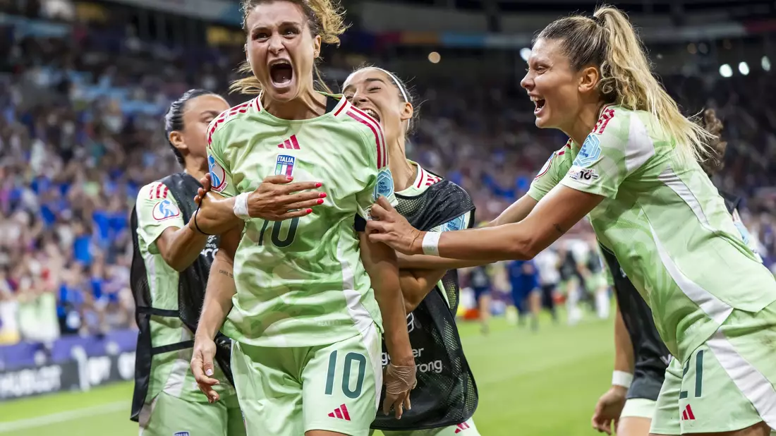 Kapitänin Cristiana Girelli traf im Viertelfinale doppelt und sorgte für Extase im Team. - Bild: Martial Trezzini/KEYSTONE/dpa