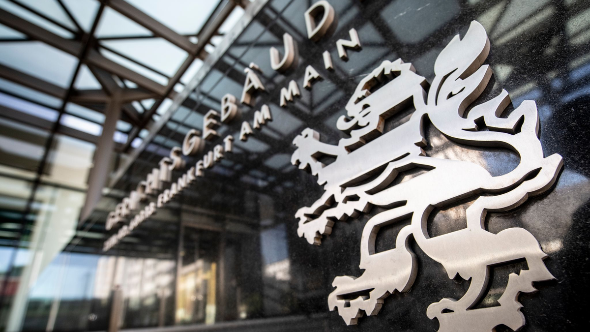 Das OLG Frankfurt hat eine Bank zur individualisierten Information betroffener Kunden verurteilt. (Symbolbild) - Foto: Boris Roessler/dpa/dpa-tmn