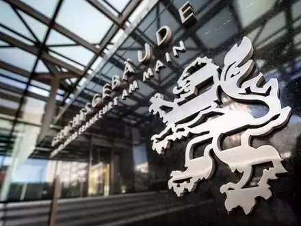 Das OLG Frankfurt hat eine Bank zur individualisierten Information betroffener Kunden verurteilt. (Symbolbild) - Foto: Boris Roessler/dpa/dpa-tmn