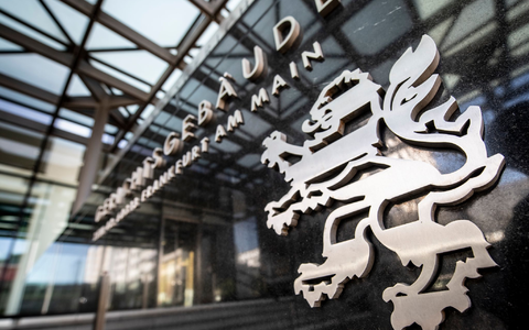 Das OLG Frankfurt hat eine Bank zur individualisierten Information betroffener Kunden verurteilt. (Symbolbild) - Foto: Boris Roessler/dpa/dpa-tmn