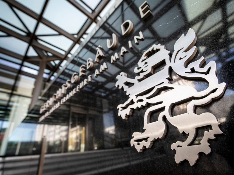 Das OLG Frankfurt hat eine Bank zur individualisierten Information betroffener Kunden verurteilt. (Symbolbild) - Foto: Boris Roessler/dpa/dpa-tmn