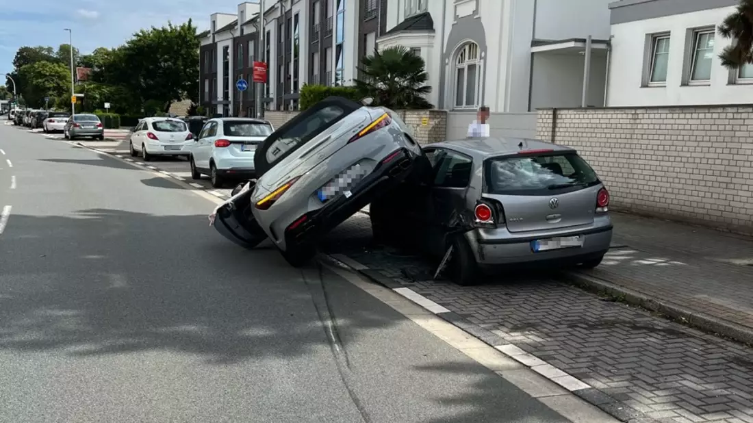 POL-E: Mülheim an der Ruhr: Mercedes-Fahrerin kommt von der Fahrbahn ab und kollidiert mit geparktem VW - Zeugen gesucht - Bild: presseportal.de
