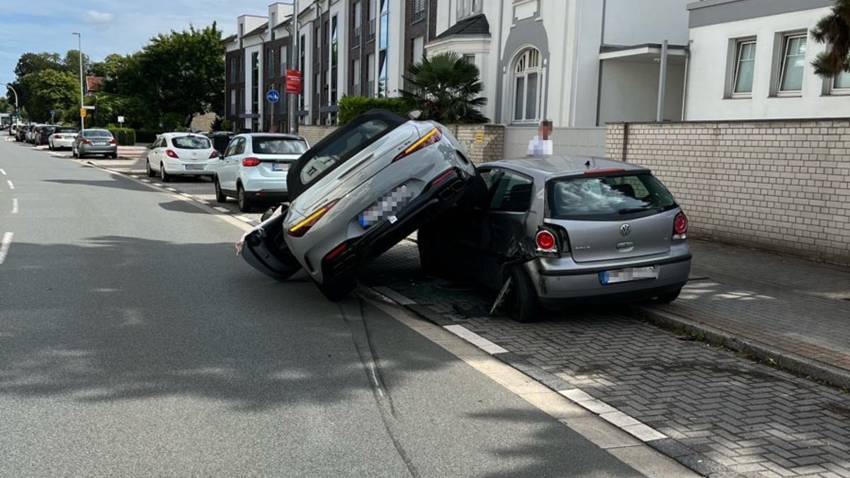 POL-E: Mülheim an der Ruhr: Mercedes-Fahrerin kommt von der Fahrbahn ab und kollidiert mit geparktem VW - Zeugen gesucht - Foto: presseportal.de